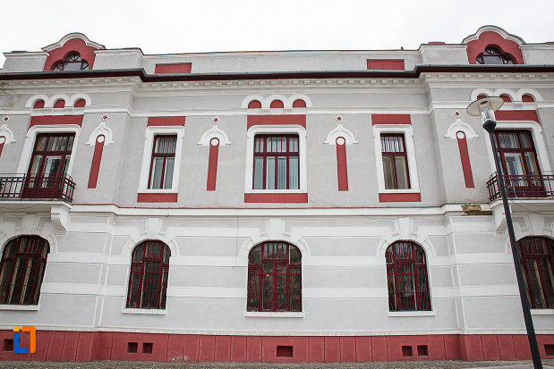 ferestrele-de-la-cazinoul-functionarilor-azi-teatrul-i-d-sarbu-din-petrosani-judetul-hunedoara.jpg