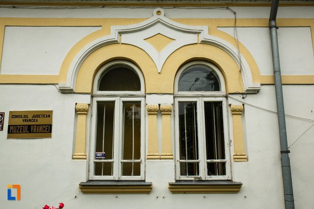 ferestrele-de-la-muzeul-vrancei-casa-stefanescu-din-focsani-judetul-vrancea.jpg
