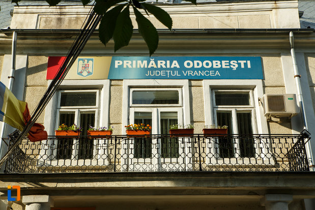 ferestrele-de-la-primaria-din-odobesti-judetul-vrancea.jpg