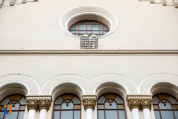 ferestrele-frontale-de-la-templul-evreiesc-1879-din-radauti-judetul-suceava.jpg