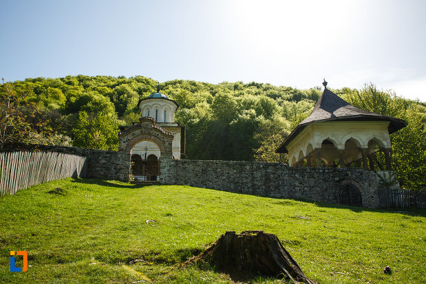 fortificatie-din-piatra-manastirea-hurezi-din-horezu-judetul-valcea.jpg