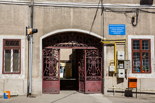 fosta-banca-ardeleana-azi-scoala-sanitara-din-orastie-judetul-hunedoara-imagine-cu-poarta.jpg