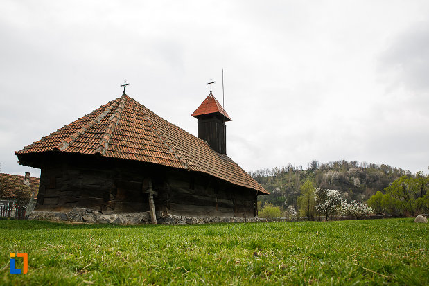 foto-cu-biserica-de-lemn-sf-arhangheli-biserica-sanonilor-din-petrosani-judetul-hunedoara.jpg