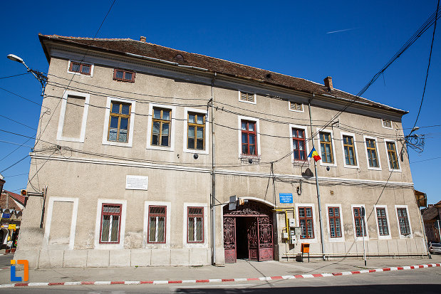 foto-cu-fosta-banca-ardeleana-azi-scoala-sanitara-din-orastie-judetul-hunedoara.jpg