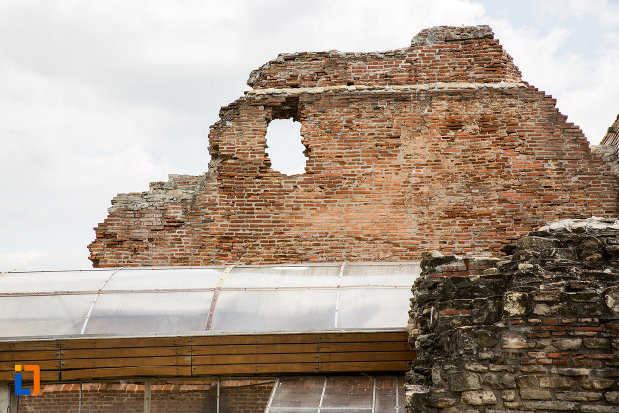 foto-cu-palatul-domnesc-ruine-palatul-petru-cercel-din-targoviste-judetul-dambovita.jpg