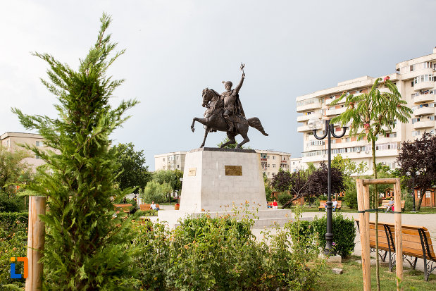 foto-cu-statuia-lui-mihai-viteazu-din-giurgiu-judetul-giurgiu.jpg