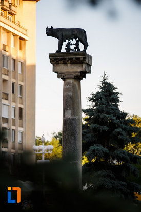 foto-cu-statuia-lupoaica-lupa-capitolina-din-timisoara-judetul-timis.jpg