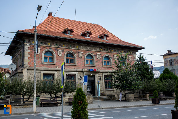 fotografie-cu-banca-comerciala-romana-din-campulung-moldovenesc-judetul-suceava.jpg