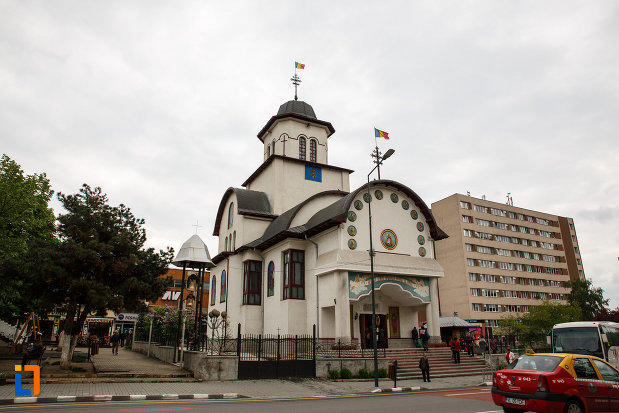 fotografie-cu-biserica-sf-apostoli-petru-si-pavel-din-ramnicu-valcea-judetul-valcea.jpg