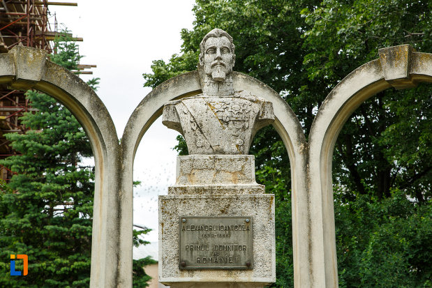 fotografie-cu-bustul-lui-alexandru-ioan-cuza-din-focsani-judetul-vrancea.jpg