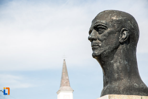 fotografie-cu-bustul-lui-cornel-medrea-din-miercurea-sibiului-judetul-sibiu.jpg