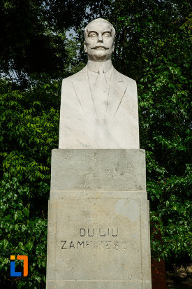 fotografie-cu-bustul-lui-duiliu-zamfirescu-din-focsani-judetul-vrancea.jpg