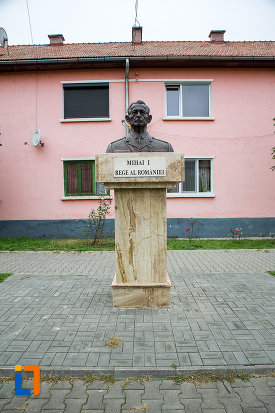fotografie-cu-bustul-lui-mihai-i-rege-al-romaniei-din-copsa-mica-judetul-sibiu.jpg