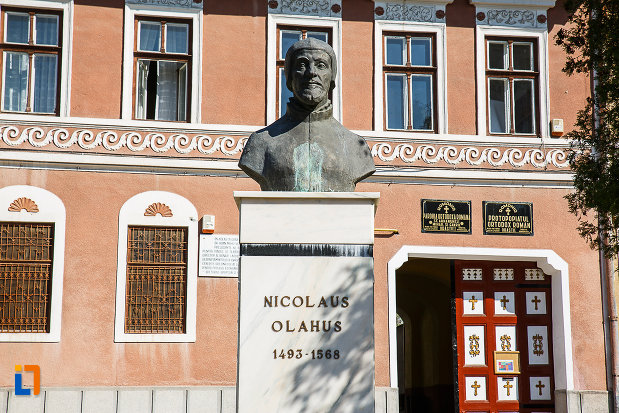 fotografie-cu-bustul-lui-nicolaus-olahus-din-orastie-judetul-hunedoara.jpg