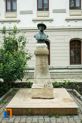 fotografie-cu-bustul-lui-petre-liciu-din-focsani-judetul-vrancea.jpg