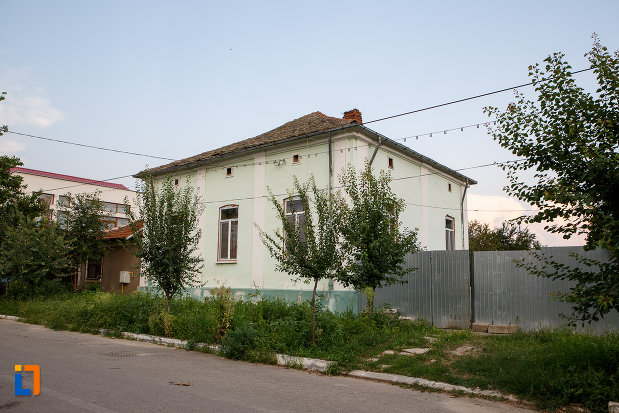 fotografie-cu-casa-aneta-constantinescu-1870-din-turnu-magurele-judetul-teleorman.jpg