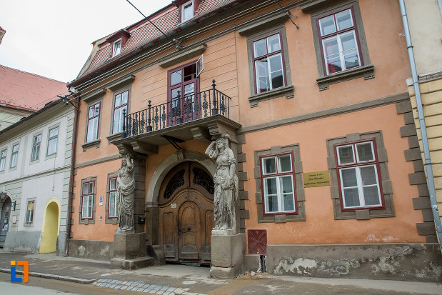fotografie-cu-casa-cu-cariatide-din-sibiu-judetul-sibiu.jpg