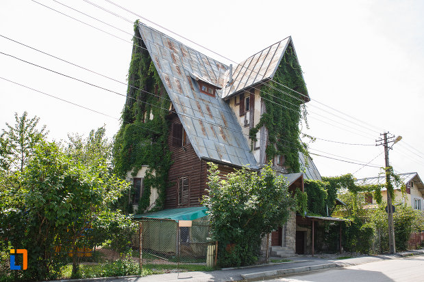 fotografie-cu-casa-generalului-ceausu-din-breaza-judetul-prahova.jpg