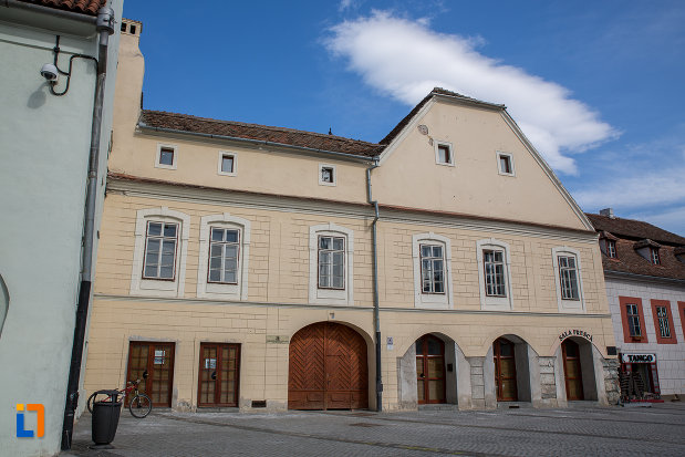 fotografie-cu-casa-haupt-are-in-curte-fragmente-ale-incintelor-i-si-ii-1694-din-sibiu-judetul-sibiu.jpg