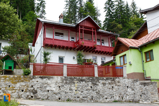 fotografie-cu-casa-lucian-marcu-din-azuga-judetul-prahova.jpg
