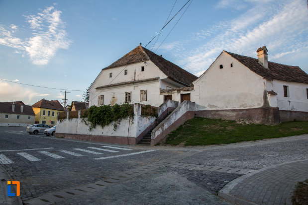 fotografie-cu-casa-parohiala-evanghelica-1719-din-talmaciu-judetul-sibiu.jpg