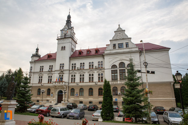 fotografie-cu-cladirea-administrativa-a-orasului-azi-prefectura-si-consiliul-judetean-suceava.jpg