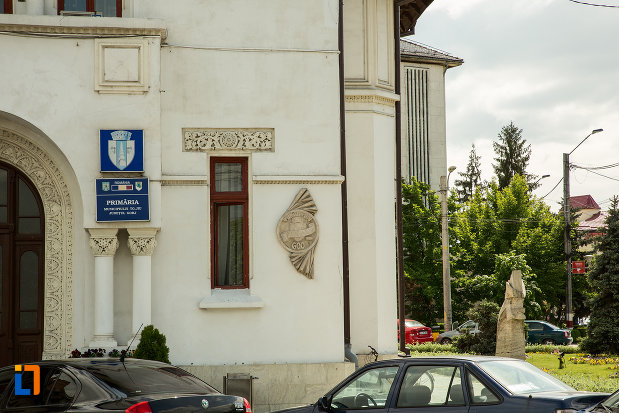 fotografie-cu-detalii-de-la-caminul-de-ucenici-al-cooperatiei-mestesugaresti-azi-primaria-din-targu-jiu-judetul-gorj.jpg