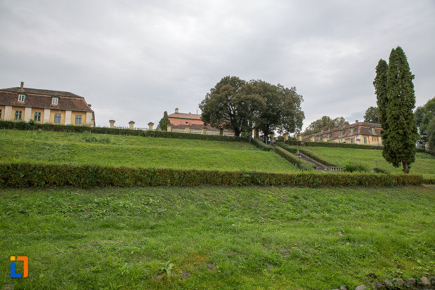 fotografie-cu-gradina-grandioasa-de-la-palatul-de-vara-brukenthal-de-la-avrig-judetul-sibiu.jpg