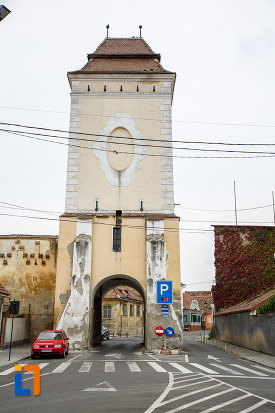 fotografie-cu-latura-de-nord-turnul-portii-strazii-pietruite-curtine-fragmente-a-cetatii-din-medias-judetul-sibiu.jpg