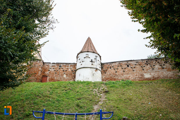 fotografie-cu-latura-de-vest-bastionul-rotund-si-turn-curtine-fragmente-a-cetatii-din-medias-judetul-sibiu.jpg