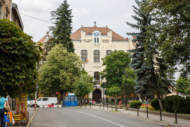 fotografie-cu-liceul-bolyai-farkas-cladirea-centrala-din-targu-mures-judetul-mures.jpg