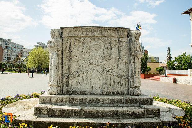 fotografie-cu-mausoleul-eroinei-ecaterina-teodoroiu-din-targu-jiu5145.jpg