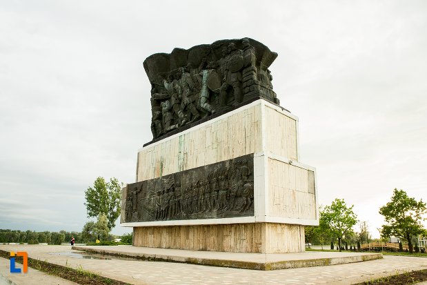 fotografie-cu-monumentul-independentei-de-langa-corabia-judetul-olt.jpg