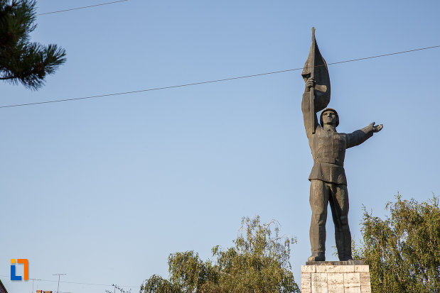fotografie-cu-monumentul-ostasului-roman-din-targu-mures-judetul-mures.jpg