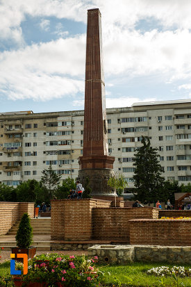 fotografie-cu-obeliscul-unirii-din-focsani-judetul-vrancea.jpg