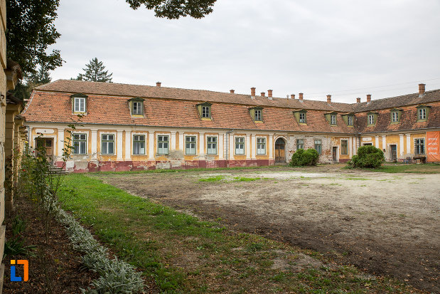 fotografie-cu-palatul-de-vara-brukenthal-de-la-avrig-judetul-sibiu.jpg