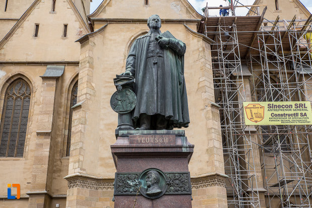 fotografie-cu-statuia-episcopului-georg-daniel-teutsch-1899-din-sibiu-judetul-sibiu.jpg