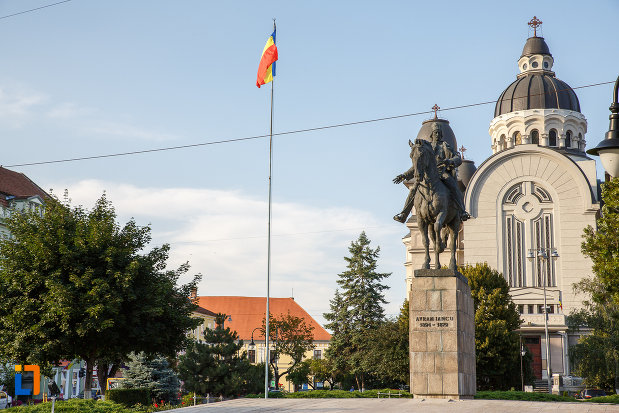 fotografie-cu-statuia-lui-avram-iancu-din-targu-mures-judetul-mures.jpg