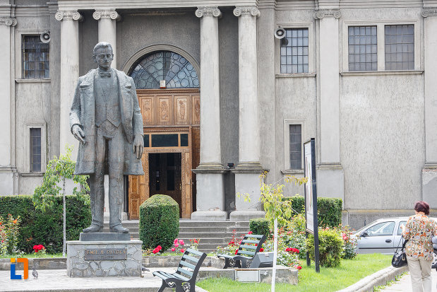 fotografie-cu-statuia-lui-emil-a-dandea-din-targu-mures-judetul-mures.jpg