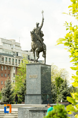 fotografie-cu-statuia-lui-mihai-viteazu-din-craiova-judetul-dolj.jpg