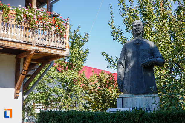 fotografie-cu-statuia-lui-nicolae-grigorescu-in-fata-muzeului-din-campina-judetul-prahova.jpg