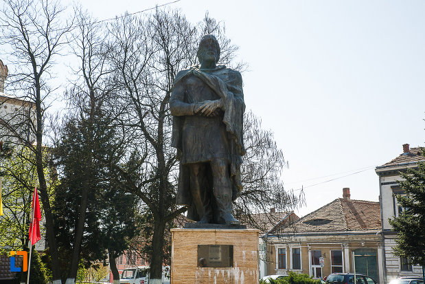 fotografie-cu-statuia-regelui-burebista-din-orastie.jpg