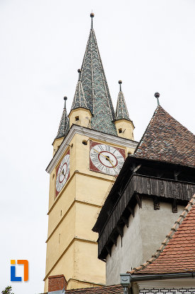 fotografie-cu-turnurile-de-la-biserica-evanghelica-sf-margareta-si-turnul-trompetilor-1488-din-medias-judetul-sibiu.jpg
