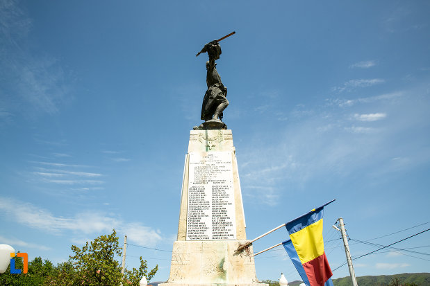 fotografie-din-lateral-cu-monumentul-eroilor-din-novaci-judetul-gorj.jpg