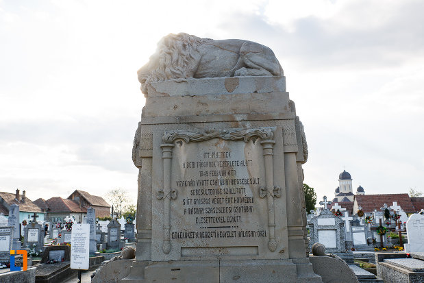 fotografie-din-lateral-cu-monumentul-eroilor-revolutiei-de-la-1848-1849-din-sebes-judetul-alba.jpg