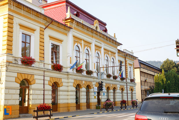 fotografie-din-lateral-cu-primaria-din-gura-humorului-judetul-suceava.jpg