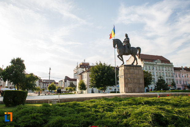 fotografie-din-lateral-cu-statuia-lui-avram-iancu-din-targu-mures-judetul-mures.jpg