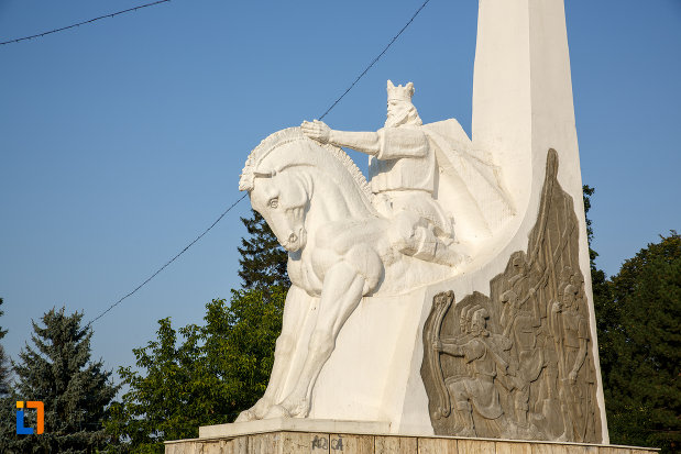 fotografie-din-lateral-cu-statuia-lui-bogdan-voda-din-radauti-judetul-suceava.jpg