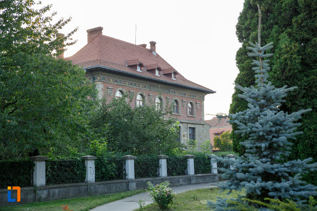 fotografie-din-latreral-cu-banca-comerciala-romana-din-radauti-judetul-suceava.jpg
