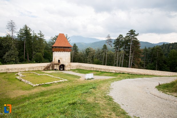 fundatie-din-piatra-din-cetatea-rasnov-judetul-brasov.jpg